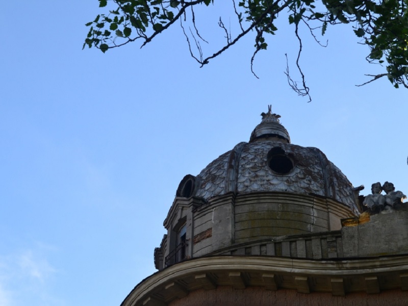 Занедбаний фасад будівлі у 2021 році